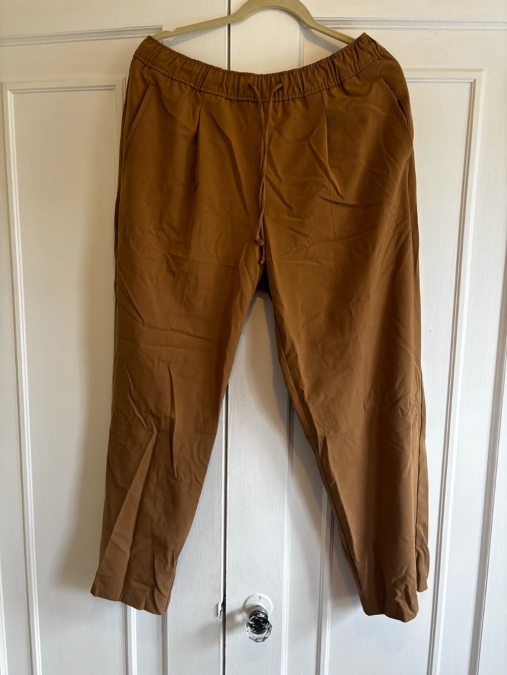 Women’s Elastic Waist Ankle Pants in Camel Brown